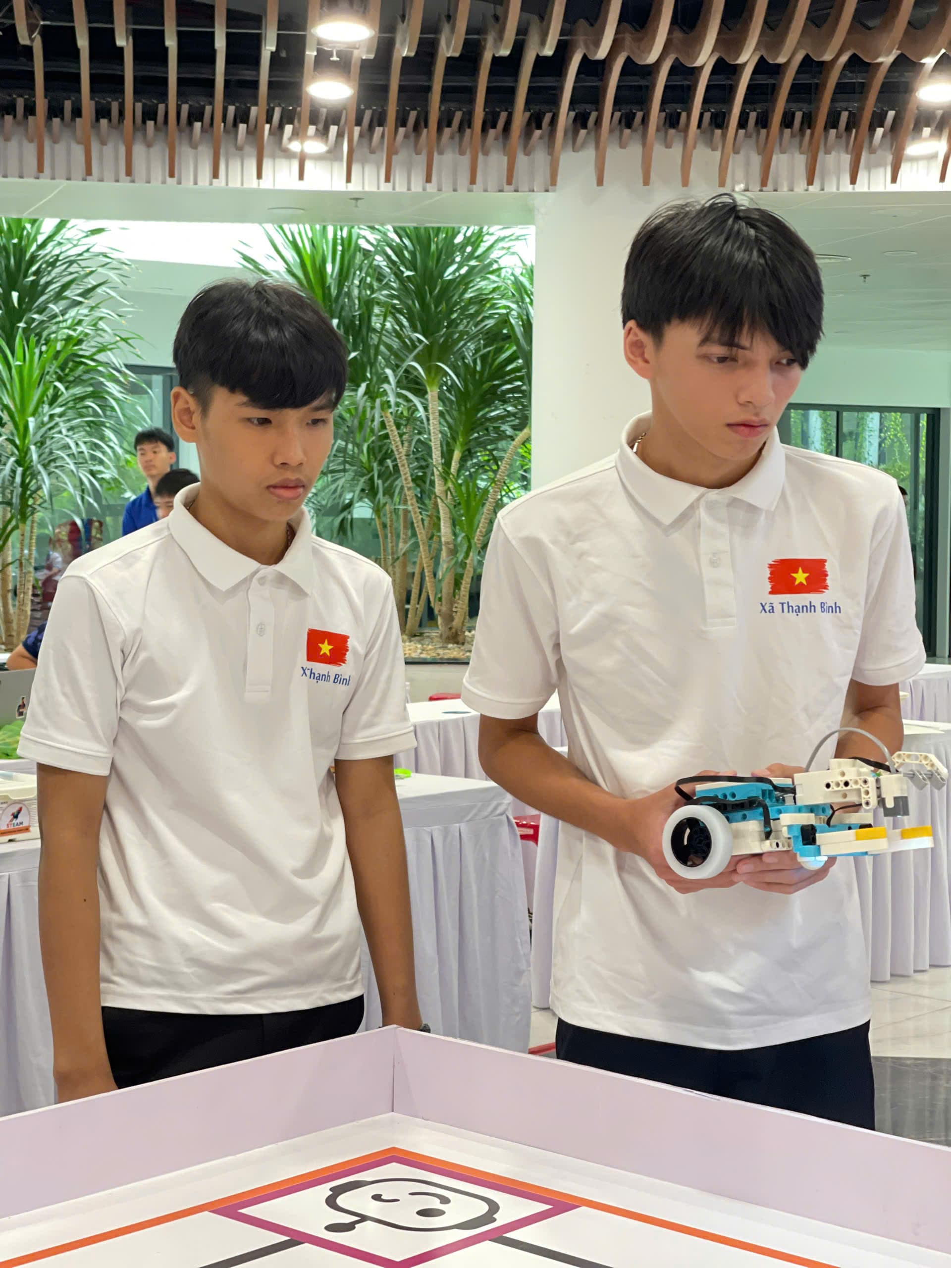 Học viên Sata Robo chuẩn bị robot trước lượt thi tại Cuộc thi Sáng tạo Robotics TP Đà Nẵng 2026