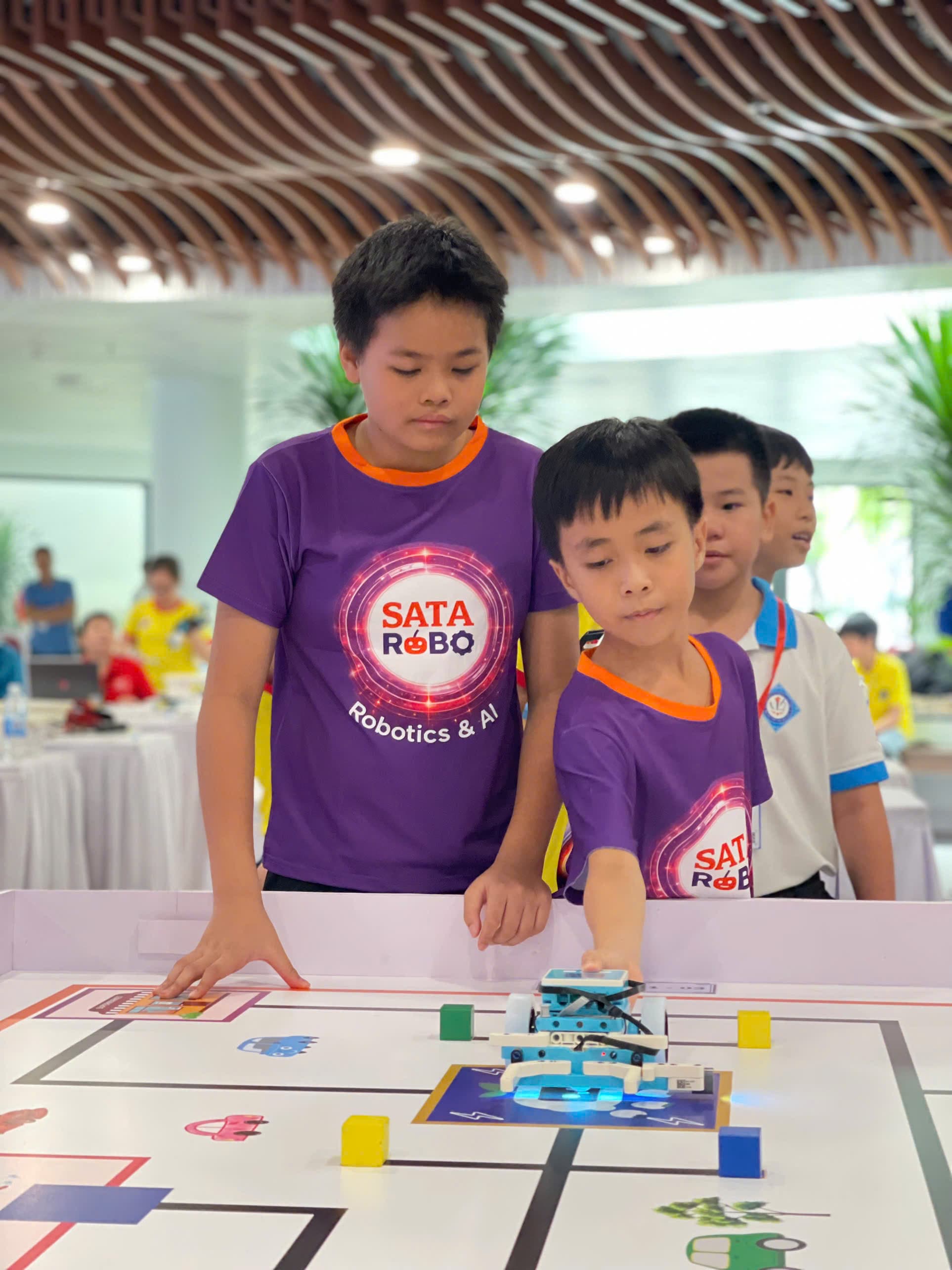 Học viên Sata Robo điều khiển robot trên sa bàn tại Cuộc thi Sáng tạo Robotics TP Đà Nẵng 2026